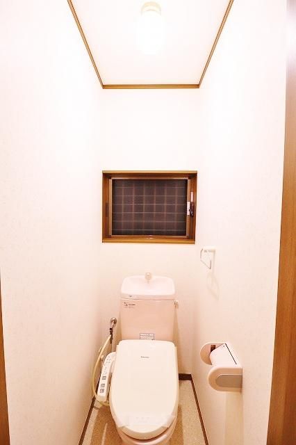 【トイレ】　窓付き　１階・２階にあります