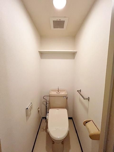 【トイレ】　バス・トイレ別　上部に収納棚あり