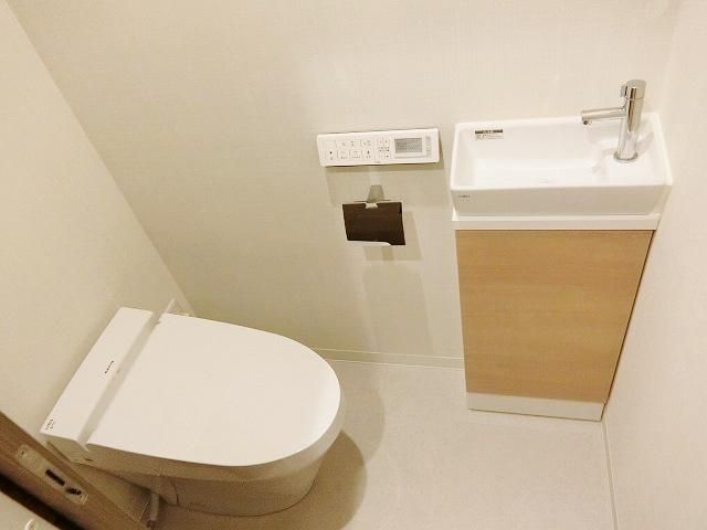 【トイレ】　ウォシュレット付　手洗い場があり来客時も安心！