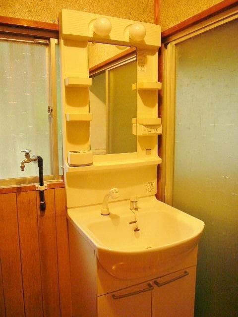 【洗面所】　便利な洗髪洗面化粧台♪　室内洗濯機置場があります。