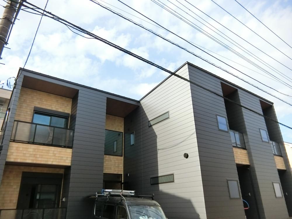 【建物外観】　木造2階建　築浅賃貸コーポ　２階角部屋