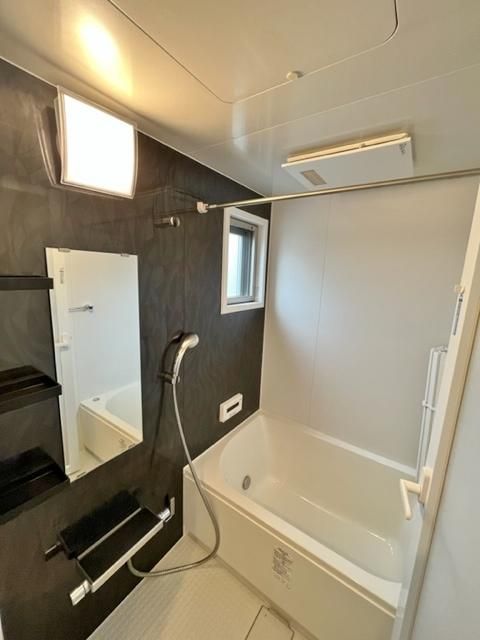 【バス】　追い焚き機能、浴室暖房乾燥機付　換気しやすい小窓あり