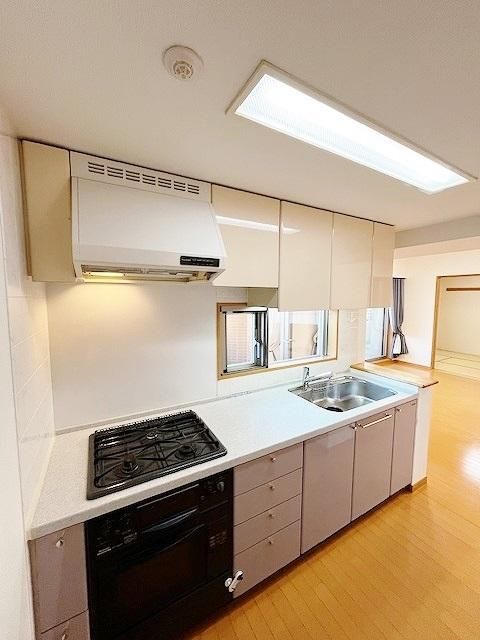 【キッチン】　システムキッチンは３口コンロ　窓があり明るく換気も良好です
